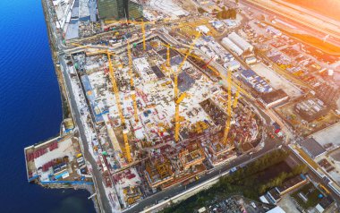 Bir inşaat vinç kuleye hava bakış. Üstten görünüm vinç ve çalışma ilerleme bina. İşçi. Drone inşaat sitesini görüntüleyin. Hava üst bir vinç ile yeni binalar görüntüleyin. Kule vinç