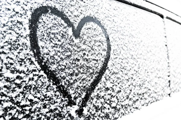 Symbol Serca Mrożone Okno Samochodu Kształt Serca Rysowane Śniegu Przedniej — Zdjęcie stockowe