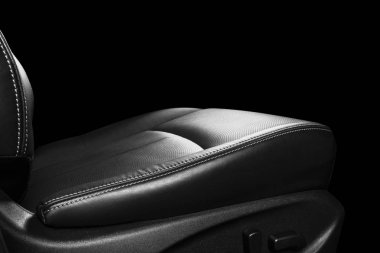 Siyah deri iç lüks modern araba. Delikli deri rahat koltuklar siyah arka plan üzerine izole. Modern araba iç ayrıntılar. Araba ayrıntılı. Arabanın içine
