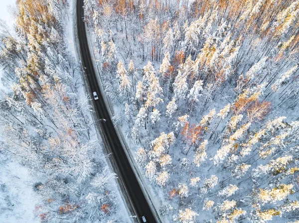 Vista Aerea Una Macchina Sulla Strada Invernale Nella Foresta Paesaggio — Foto Stock