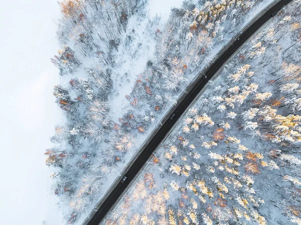 Vista Aérea Carro Estrada Inverno Floresta Paisagem Inverno Fotografia Aérea — Fotografia de Stock