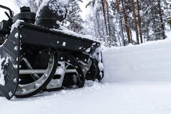 Egy Téli Napon Munkahelyi Snowblower Eltávolítása Után Havazás Hóvihar Tisztás — Stock Fotó