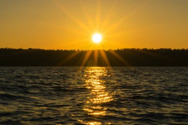 Günbatımı gökyüzü arka plan. Dramatik altın günbatımı gökyüzü gökyüzü bulutlar deniz akşam ile. Gökyüzü bulutlar güneşin doğuşunu çarpıcı. Gökyüzü manzara. Panoramik gökyüzü görünümü.