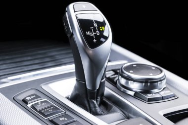 Modern bir araba otomatik vites kolu. Modern araba iç ayrıntılar. Görünümü kapatın. Araba ayrıntılı. Otomatik vites kolu üst karakter. Dikişli siyah deri iç.