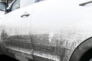 Yan görünümü çok kirli bir araba. Kirli bir Suv parçası. Kirli farlar, tekerlek ve bataklık sıçramalarına bir yan panel ile off-road araç tampon