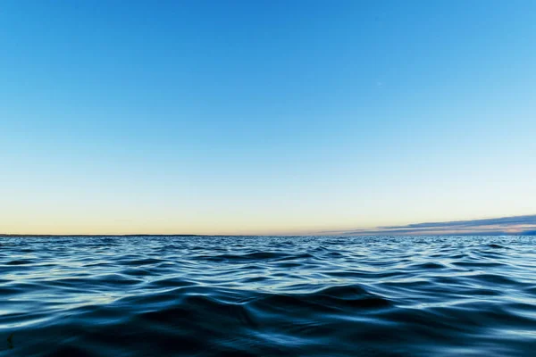 Superficie Del Agua Vista Fondo Cielo Atardecer Dramático Cielo Dorado — Foto de Stock