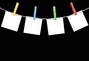 Boş beyaz kağıt listeleri siyah arka plan üzerine izole ip üzerinde clothespins ile tutturulmuş. Siyah arka plan üzerinde elbise pins halat ile asılı boş beyaz kağıt kartları. Boş alanı. Kopya alanı