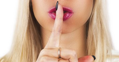 Shh! kadınların sırları. Pembe dudakları beyaz arka plan üzerinde izole sessizlik için bir jest olarak için parmağını tutan güzel sarışın kadın. İşaret parmağını dudaklarına yakınındaki ile sessizlik yapma.