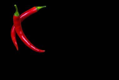 siyah arka plan üzerine izole kırmızı sıcak biber biber.