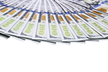 Yüz dolar faturaları yığını. Yüz dolarlık banknotlar nakit para yığını. Beyaz arka plan üzerinde izole yüz dolar faturaları yığını