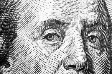 Görünümü Benjamin Franklin portre üzerinde yüz dolarlık banknot kadar kapatın. Parayı arka plan. 100 dolarlık banknot Benjamin Franklin ile makro atış gözleri. Siyah ve beyaz