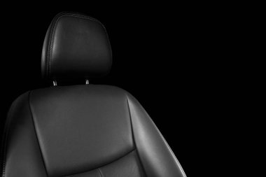 Siyah deri iç lüks modern araba. İzole üzerinde siyah arka plan dikişli delikli deri rahat koltuklar. Modern araba iç ayrıntılar. Araba ayrıntılı. Arabanın içine