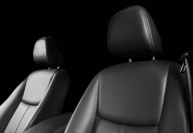 Siyah deri iç lüks modern araba. İzole üzerinde siyah arka plan dikişli delikli deri rahat koltuklar. Modern araba iç ayrıntılar. Araba ayrıntılı. Arabanın içine