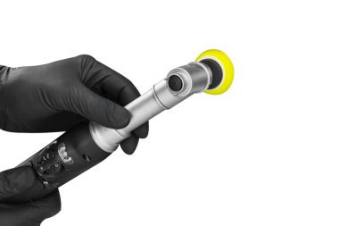 Araba Lehçe balmumu işçisi parlatma araçları koşullarının beyaz arka plan üzerinde izole eller. Polisaj ve parlatma araba konsepti. Adam el ve cilalar bir Parlatıcı tutar. 