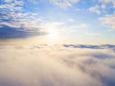 Mavi gökyüzünde havadan görünümü beyaz bulutlar. Üstten görünüm. Drone görüntüleyin. Hava kuş bakışı. Hava üstten görünüm cennet. Bulutlar doku. Yukarıdan görüntüleyin. Gündoğumu veya günbatımı bulutlar üzerinde