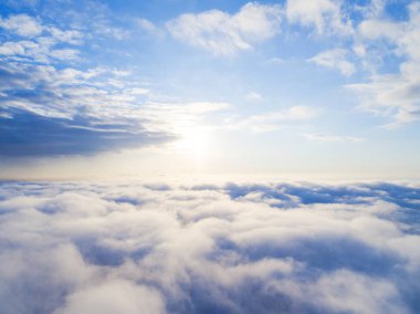 Mavi gökyüzünde havadan görünümü beyaz bulutlar. Üstten görünüm. Drone görüntüleyin. Hava kuş bakışı. Hava üstten görünüm cennet. Bulutlar doku. Yukarıdan görüntüleyin. Gündoğumu veya günbatımı bulutlar üzerinde