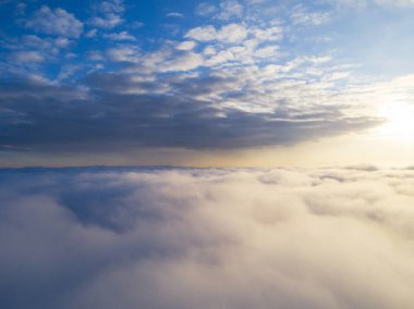 Mavi gökyüzünde havadan görünümü beyaz bulutlar. Üstten görünüm. Drone görüntüleyin. Hava kuş bakışı. Hava üstten görünüm cennet. Bulutlar doku. Yukarıdan görüntüleyin. Gündoğumu veya günbatımı bulutlar üzerinde