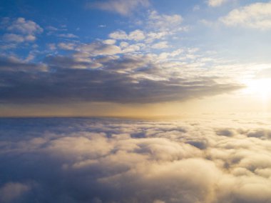 Mavi gökyüzünde havadan görünümü beyaz bulutlar. Üstten görünüm. Drone görüntüleyin. Hava kuş bakışı. Hava üstten görünüm cennet. Bulutlar doku. Yukarıdan görüntüleyin. Gündoğumu veya günbatımı bulutlar üzerinde