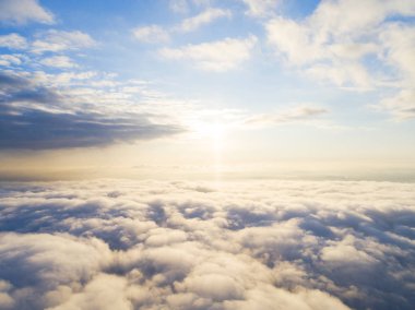 Mavi gökyüzünde havadan görünümü beyaz bulutlar. Üstten görünüm. Drone görüntüleyin. Hava kuş bakışı. Hava üstten görünüm cennet. Bulutlar doku. Yukarıdan görüntüleyin. Gündoğumu veya günbatımı bulutlar üzerinde