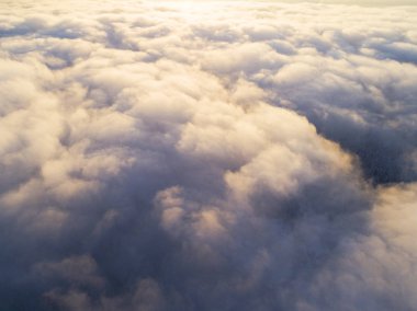Mavi gökyüzünde havadan görünümü beyaz bulutlar. Üstten görünüm. Drone görüntüleyin. Hava kuş bakışı. Hava üstten görünüm cennet. Bulutlar doku. Yukarıdan görüntüleyin. Gündoğumu veya günbatımı bulutlar üzerinde