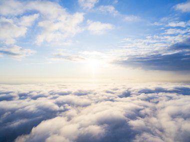 Mavi gökyüzünde havadan görünümü beyaz bulutlar. Üstten görünüm. Drone görüntüleyin. Hava kuş bakışı. Hava üstten görünüm cennet. Bulutlar doku. Yukarıdan görüntüleyin. Gündoğumu veya günbatımı bulutlar üzerinde