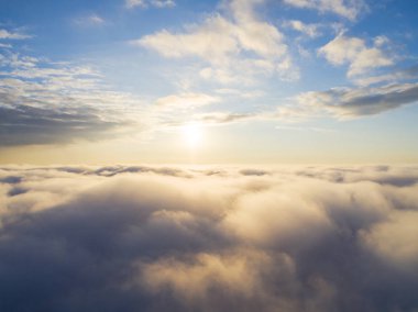 Mavi gökyüzünde havadan görünümü beyaz bulutlar. Üstten görünüm. Drone görüntüleyin. Hava kuş bakışı. Hava üstten görünüm cennet. Bulutlar doku. Yukarıdan görüntüleyin. Gündoğumu veya günbatımı bulutlar üzerinde