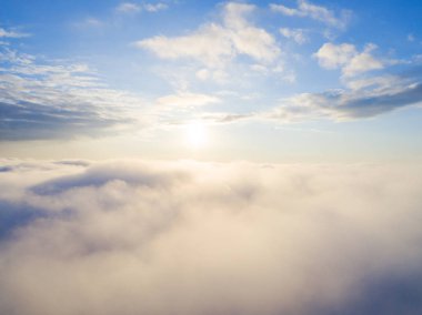 Mavi gökyüzünde havadan görünümü beyaz bulutlar. Üstten görünüm. Drone görüntüleyin. Hava kuş bakışı. Hava üstten görünüm cennet. Bulutlar doku. Yukarıdan görüntüleyin. Gündoğumu veya günbatımı bulutlar üzerinde