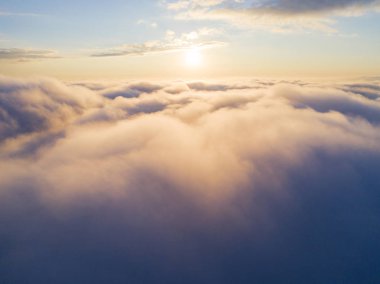 Mavi gökyüzünde havadan görünümü beyaz bulutlar. Üstten görünüm. Drone görüntüleyin. Hava kuş bakışı. Hava üstten görünüm cennet. Bulutlar doku. Yukarıdan görüntüleyin. Gündoğumu veya günbatımı bulutlar üzerinde