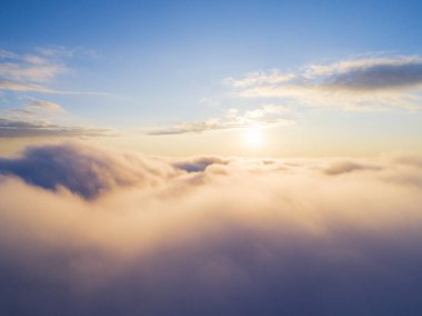 Mavi gökyüzünde havadan görünümü beyaz bulutlar. Üstten görünüm. Drone görüntüleyin. Hava kuş bakışı. Hava üstten görünüm cennet. Bulutlar doku. Yukarıdan görüntüleyin. Gündoğumu veya günbatımı bulutlar üzerinde
