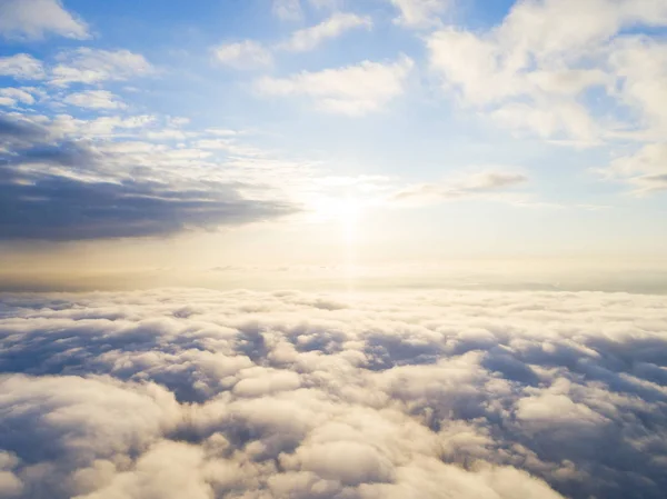 青い空に白い雲が空撮 平面図です 無人機からの眺め 空中の鳥の目を見る トップ空撮 Cloudscape 雲のテクスチャー 上からの眺め 日の出や雲に沈む夕日 — ストック写真