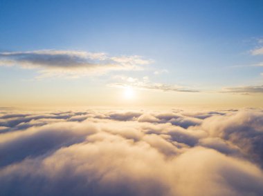 Mavi gökyüzünde havadan görünümü beyaz bulutlar. Üstten görünüm. Drone görüntüleyin. Hava kuş bakışı. Hava üstten görünüm cennet. Bulutlar doku. Yukarıdan görüntüleyin. Gündoğumu veya günbatımı bulutlar üzerinde