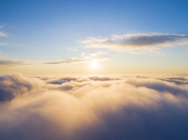 Mavi gökyüzünde havadan görünümü beyaz bulutlar. Üstten görünüm. Drone görüntüleyin. Hava kuş bakışı. Hava üstten görünüm cennet. Bulutlar doku. Yukarıdan görüntüleyin. Gündoğumu veya günbatımı bulutlar üzerinde