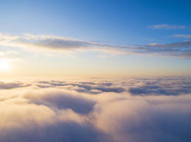 Mavi gökyüzünde havadan görünümü beyaz bulutlar. Üstten görünüm. Drone görüntüleyin. Hava kuş bakışı. Hava üstten görünüm cennet. Bulutlar doku. Yukarıdan görüntüleyin. Gündoğumu veya günbatımı bulutlar üzerinde