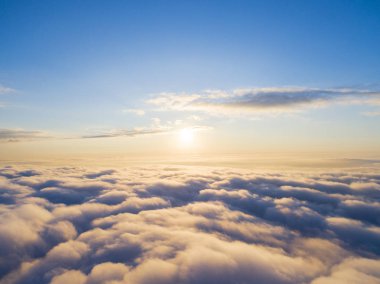 Mavi gökyüzünde havadan görünümü beyaz bulutlar. Üstten görünüm. Drone görüntüleyin. Hava kuş bakışı. Hava üstten görünüm cennet. Bulutlar doku. Yukarıdan görüntüleyin. Gündoğumu veya günbatımı bulutlar üzerinde