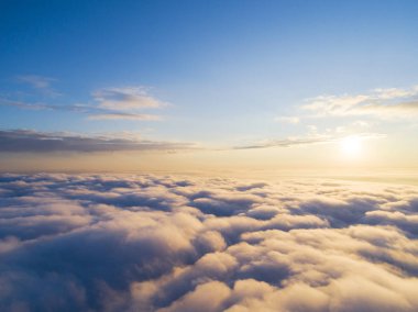 Mavi gökyüzünde havadan görünümü beyaz bulutlar. Üstten görünüm. Drone görüntüleyin. Hava kuş bakışı. Hava üstten görünüm cennet. Bulutlar doku. Yukarıdan görüntüleyin. Gündoğumu veya günbatımı bulutlar üzerinde
