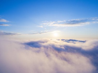 Mavi gökyüzünde havadan görünümü beyaz bulutlar. Üstten görünüm. Drone görüntüleyin. Hava kuş bakışı. Hava üstten görünüm cennet. Bulutlar doku. Yukarıdan görüntüleyin. Gündoğumu veya günbatımı bulutlar üzerinde