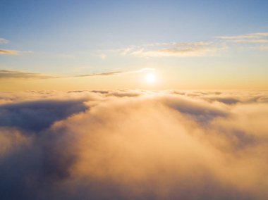 Mavi gökyüzünde havadan görünümü beyaz bulutlar. Üstten görünüm. Drone görüntüleyin. Hava kuş bakışı. Hava üstten görünüm cennet. Bulutlar doku. Yukarıdan görüntüleyin. Gündoğumu veya günbatımı bulutlar üzerinde