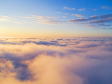 Mavi gökyüzünde havadan görünümü beyaz bulutlar. Üstten görünüm. Drone görüntüleyin. Hava kuş bakışı. Hava üstten görünüm cennet. Bulutlar doku. Yukarıdan görüntüleyin. Gündoğumu veya günbatımı bulutlar üzerinde