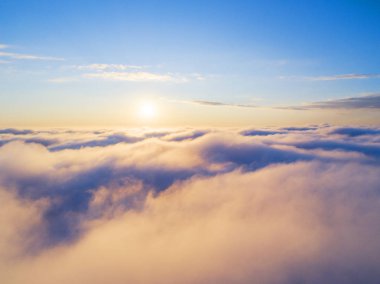 Mavi gökyüzünde havadan görünümü beyaz bulutlar. Üstten görünüm. Drone görüntüleyin. Hava kuş bakışı. Hava üstten görünüm cennet. Bulutlar doku. Yukarıdan görüntüleyin. Gündoğumu veya günbatımı bulutlar üzerinde