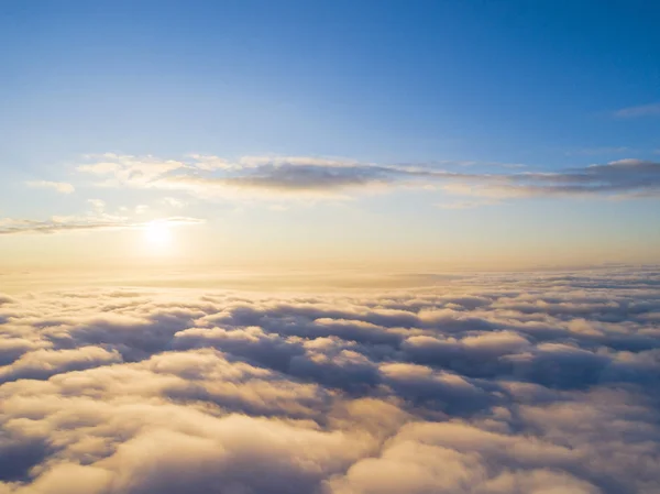 鸟图蓝天白云 顶部视图 从无人机观看 空中鸟图 空中顶部视图云景 云的纹理 从上面看 云端上的日出或日落 — 图库照片