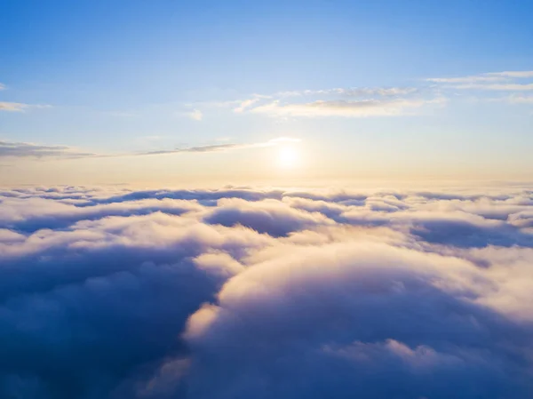 鸟图蓝天白云 顶部视图 从无人机观看 空中鸟图 空中顶部视图云景 云的纹理 从上面看 云端上的日出或日落 — 图库照片
