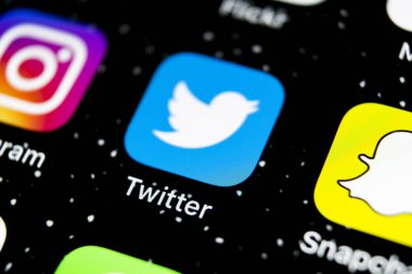 Sankt-Petersburg, Rusya, 3 Şubat 2019: Twitter uygulama simgesi üzerinde Apple iphone X smartphone ekran yakın çekim. Twitter app simgesi. Sosyal medya simge. Sosyal ağ