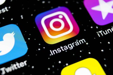 Sankt-Petersburg, Rusya, 3 Şubat 2019: Instagram uygulama simgesi üzerinde Apple iphone X smartphone ekran yakın çekim. Instagram app simgesi. Sosyal medya simge. Sosyal ağ