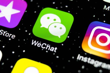 Sankt-Petersburg, Rusya, 3 Şubat 2019: Wechat messenger uygulama simgesi Apple iphone X smartphone ekran yakın çekim. WeChat messenger app simgesi. Sosyal medya ağı.