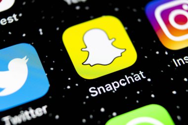 Sankt-Petersburg, Rusya, 3 Şubat 2019: Snapchat uygulama simgesi üzerinde Apple iphone X smartphone ekran yakın çekim. Snapchat app simgesi. Sosyal medya simge. Sosyal ağ