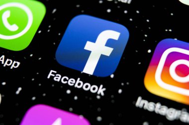 Sankt-Petersburg, Rusya, 3 Şubat 2019: Facebook uygulama simgesi üzerinde Apple iphone X smartphone ekran yakın çekim. Facebook app simgesi. Sosyal medya simge. Sosyal ağ