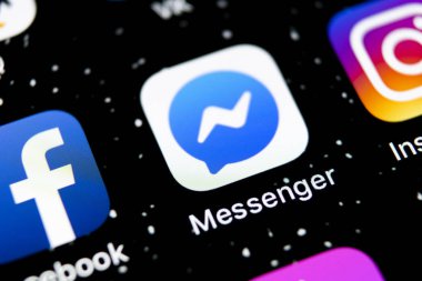 Sankt-Petersburg, Rusya, 3 Şubat 2019: Facebook messenger uygulama simgesi Apple iphone X ekran yakın çekim. Facebook messenger app simgesi. Online Internet Sosyal medya ağı. Sosyal medya uygulaması