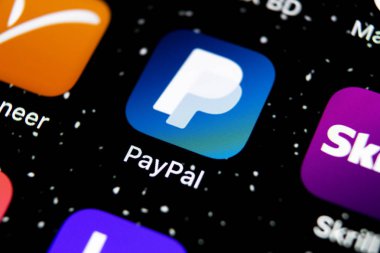 Sankt-Petersburg, Rusya, 3 Şubat 2019: Paypal uygulama simgesi üzerinde Apple iphone X smartphone ekran yakın çekim. PayPal app simgesi. PayPal bir online elektronik finans ödeme sistemidir.