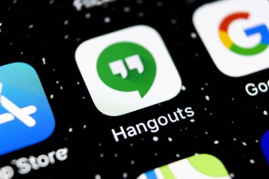 Sankt-Petersburg, Rusya, 3 Şubat 2019: Google takıldığı bir yer uygulama simgesi üzerinde Apple iphone X smartphone ekran yakın çekim. Google takıldığı bir yer app simgesi. Sosyal ağ. Sosyal medya simge