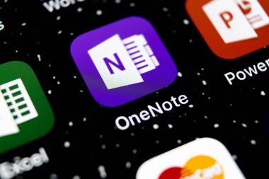 Sankt-Petersburg, 3 Şubat 2019: Microsoft Onenote office uygulama simgesini Apple iphone X ekran yakın çekim. Microsoft bir not app simgesi. Microsoft Onenote uygulama. Sosyal medya ağı